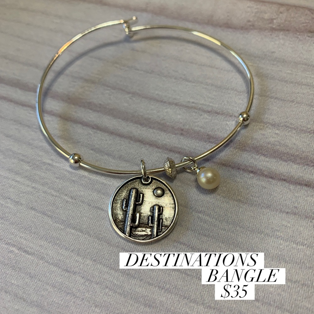 Vantel Pearls Bangle
